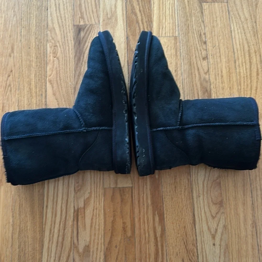 Ugg sz 7 Black Suede shearling Fur-Lined Boots good pre owned condition